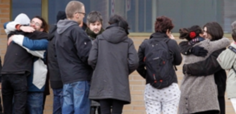 Los artistas Raúl García y Alfonso Lázaro a su salida de la cárcel madrileña de Soto del Real. / Efe