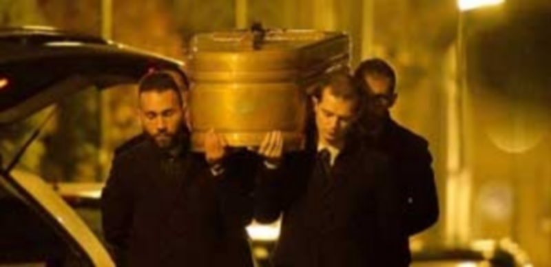 El conductor del autobús siniestrado pudo haberse dormido al volante 1 Los restos mortales de una de las fallecidas a su llegada a Italia. / Efe