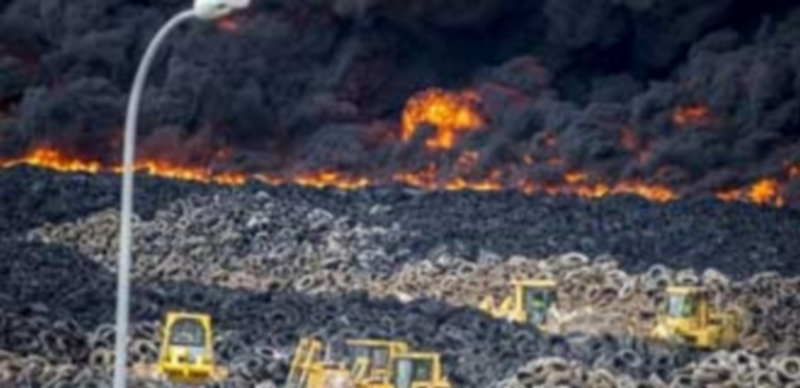 El fuego arrasa el cementerio de neumáticos más grande de Europa 1 Incendio producido ayer en el cementerio de neumáticos de Seseña