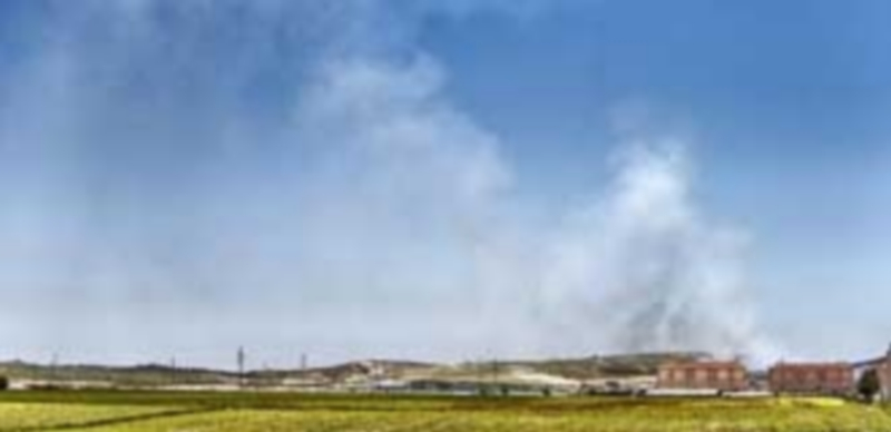 La empresa gestora del vertedero incumplía hasta seis normativas 1 La zona afectada comienza a despejarse del humo provocado por el fuego. / Efe