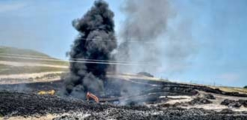 Extinguido el incendio de Seseña en la parte castellanomanchega 1 Sección del cementerio de neumáticos afectada por las llamas. / Efe