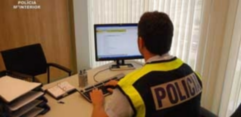 Detenido por pornografía infantil y abusos un estudiante de Magisterio 1 Un agente de la Policía Nacional examina documentos y archivos informáticos en un ordenador de sobremesa. / Efe