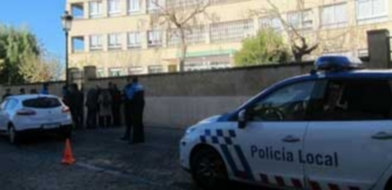 Cinco heridos en una guardería de Salamanca tras una fuerte explosión 1 Varios policías y un grupo de personas en las inmediaciones del hospital. / E.P.