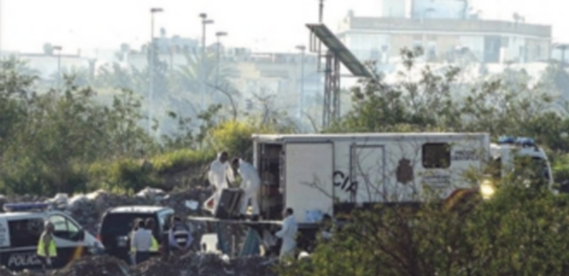 Efectivos de la Policía Científica durante una de las búsquedas del cadáver de la joven asesinada en Sevilla. / Efe