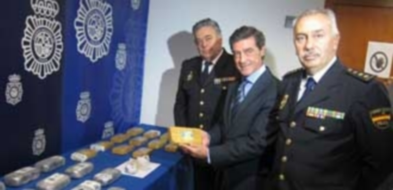 Nueve detenidos tras caer la mayor red de tráfico de heroína en España 1 Varias autoridades policiales de la Región de Murcia junto a parte del material intervenido tras la operación. / E.P.