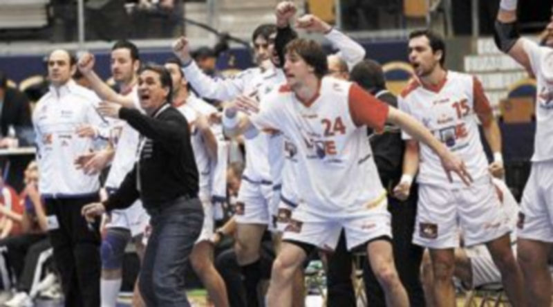 Valero Rivera celebra con sus hombres la clasificación de España para semifinales. / Reuters