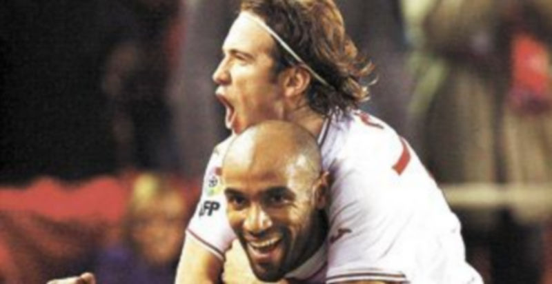 La puntería de Frederic Kanouté es una de las grandes esperanzas del Sevilla para pasar el cruce. / Efe.