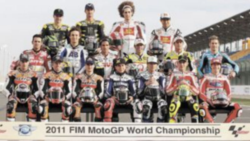 Los pilotos de la categoría reina posaron para los fotógrafos antes de subirse a las motos. / Reuters