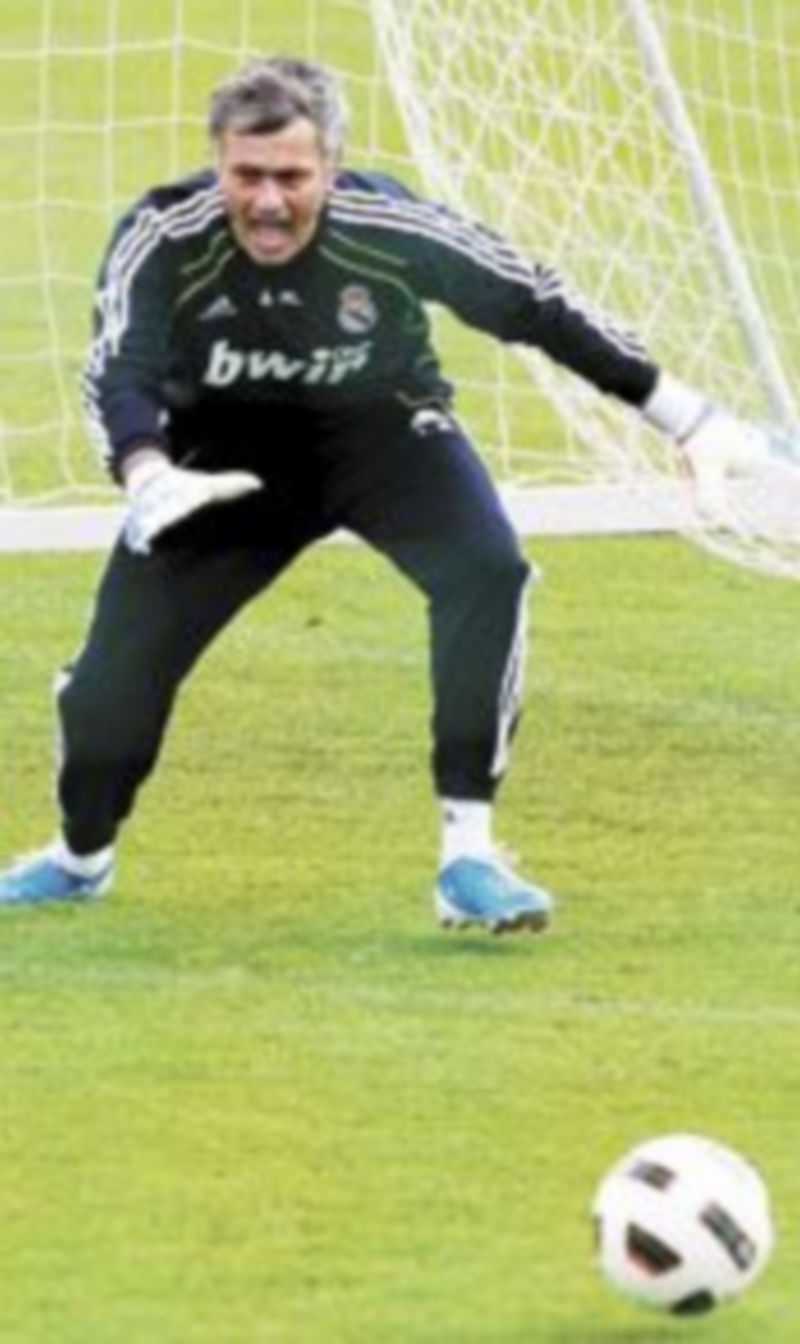 José Mourinho actuó ayer como portero en un partidillo entre empleados del Madrid y periodistas. / Efe.