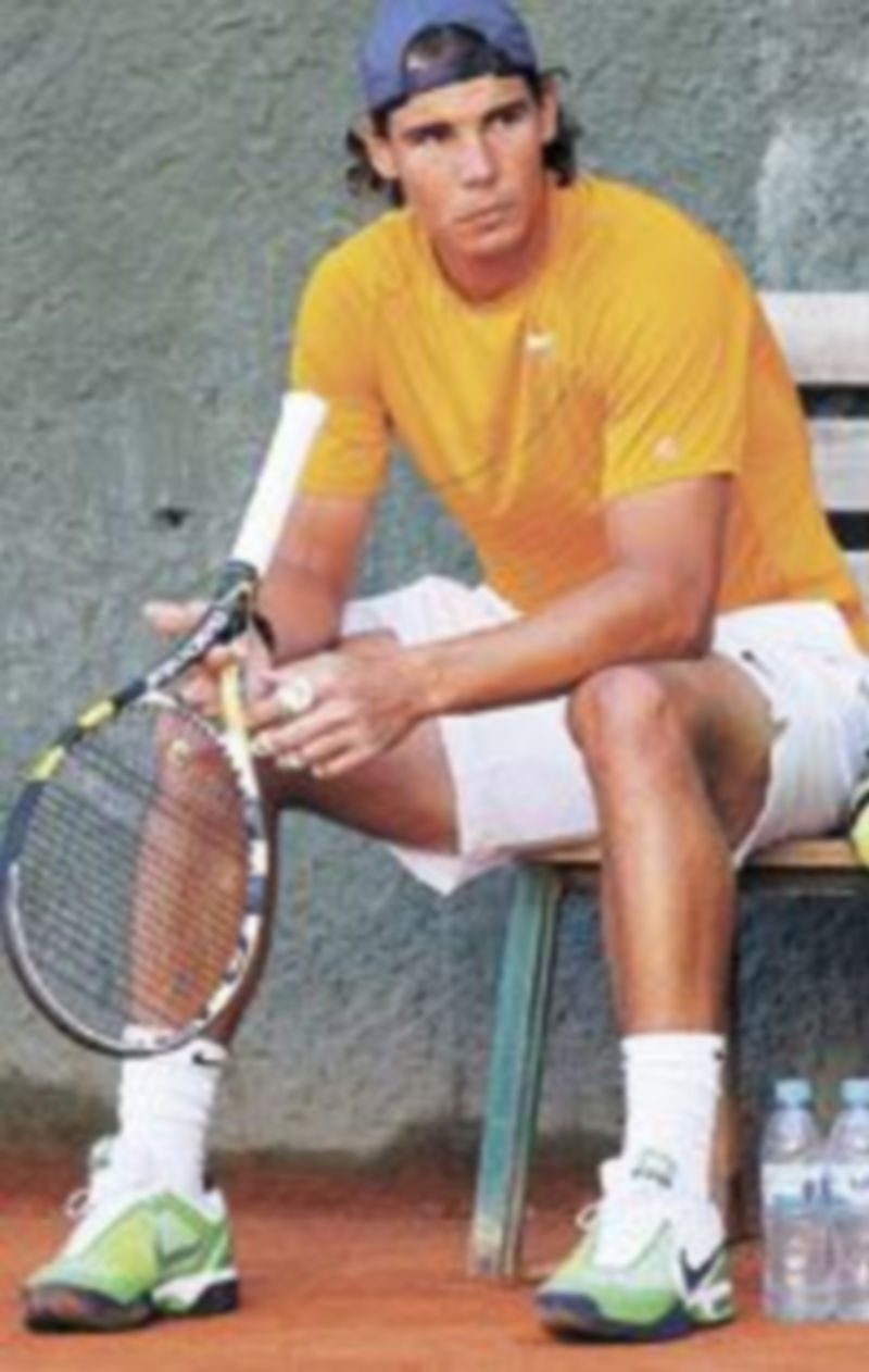 Nadal descansa durante un entrenamiento en Barcelona. /EFE