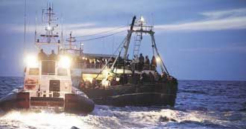 Una barca con más de 500 inmigrantes encalló el pasado domingo junto al puerto de la isla italiana de Lampedusa. / Efe.