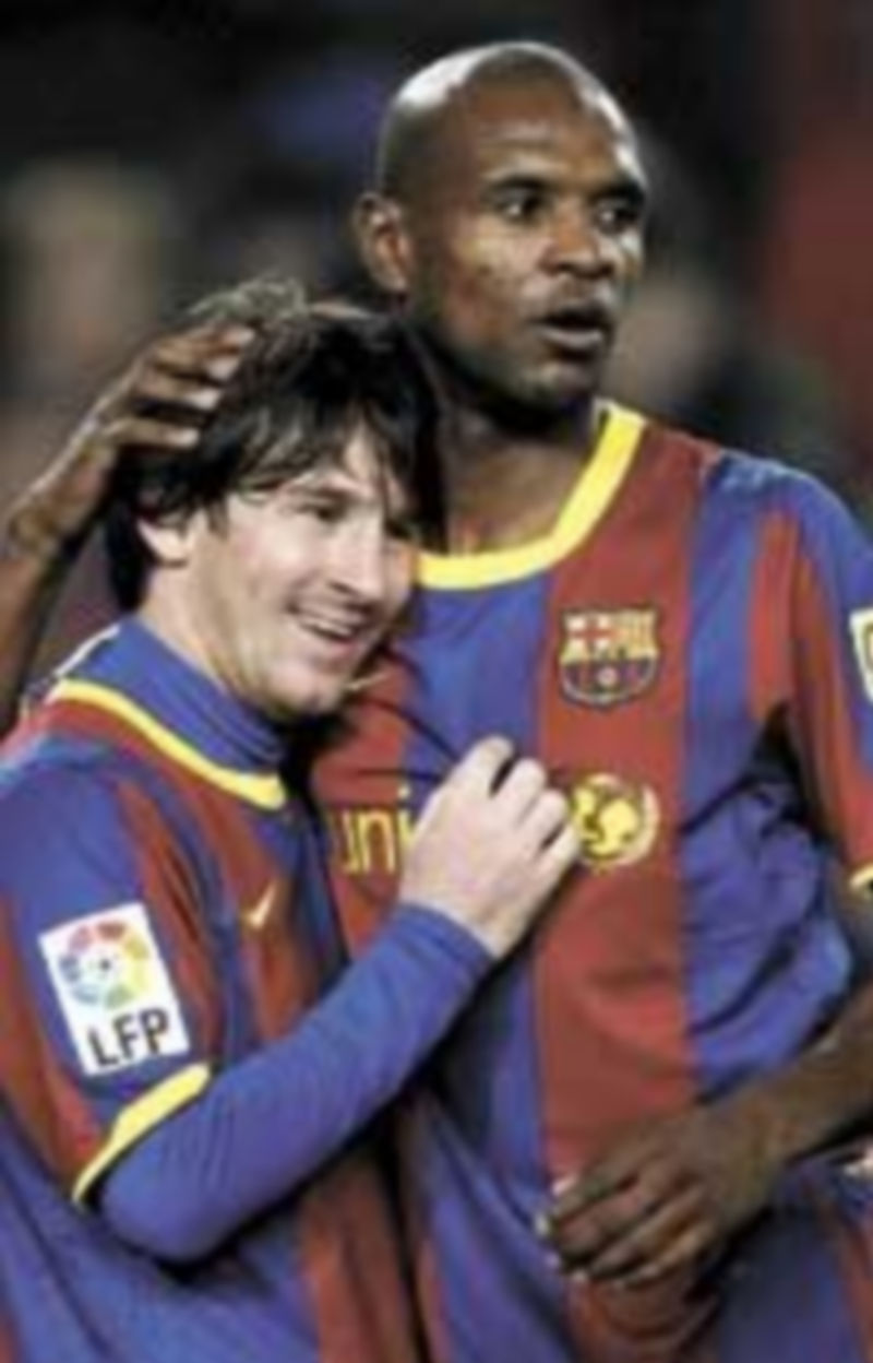 Messi y Abidal se abrazan en la vuelta del galo a los terrenos de juego. / Efe.
