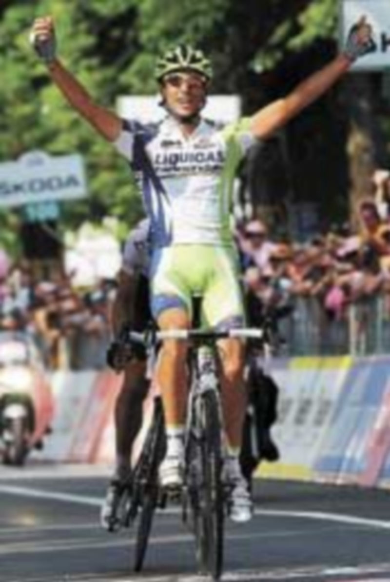 El italiano Capecchi festeja su victoria en San Pellegrino Terme. / Efe.