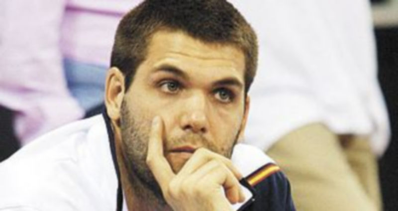 Felipe Reyes visualiza una de las sesiones de trabajo de la selección. / Efe