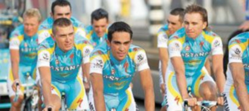Varios ciclistas del equipo Astana