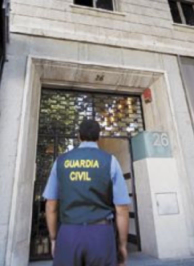 La Guardia Civil desarrolla una operación contra el blanqueo de capitales. / Efe