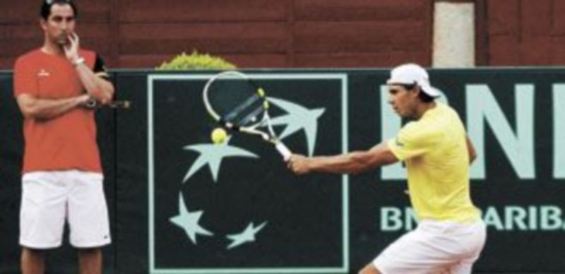 Albert Costa observa cómo el tenista mallorquín devuelve de revés con 42 grados de temperatura en la pista. / Salas (Efe)