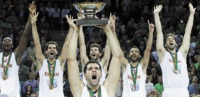 Felipe Reyes grita de alegría mientras levanta el trofeo que acredita a la selección española como campeona de Europa ante el júbilo de sus compañeros. / Efe.