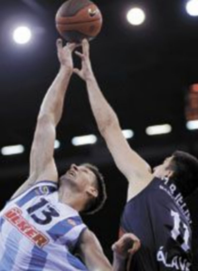 Vidmar y Bjelica luchan por el rebote. / Efe