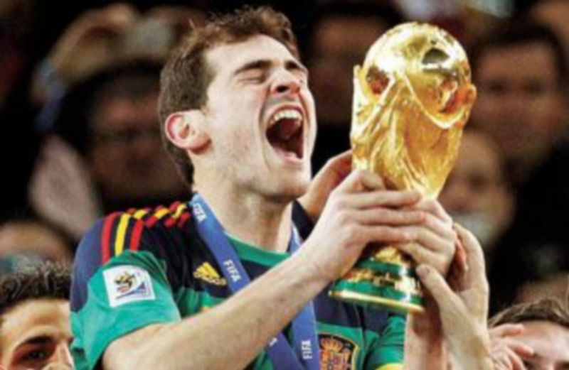 Casillas fue el primero en tocar la Copa