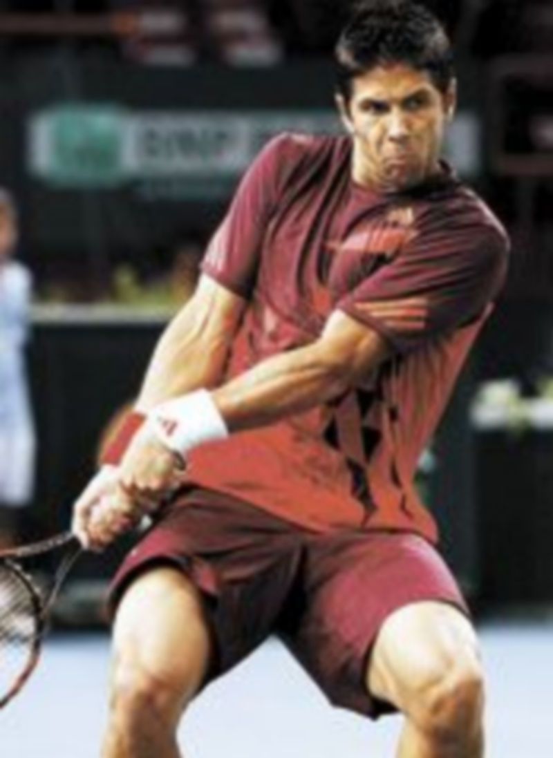 Verdasco devuelve la bola en su encuentro ante Cilic. / Efe