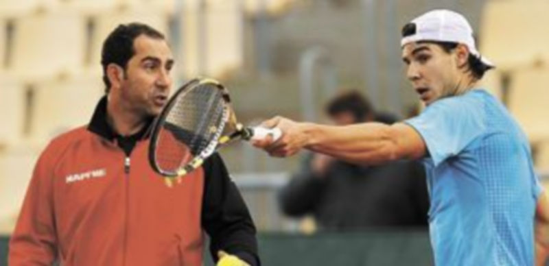 Albert Costa dialoga con Rafa Nadal durante un entrenamiento en Sevilla en los días previos a la celebración de la Copa Davis / Efe.