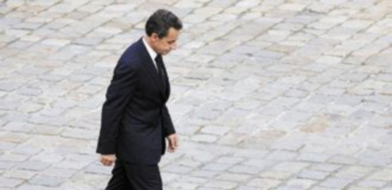 Un cariacontecido Nicolas Sarkozy pasea muy pensativo. Standard & Poor’s rebajó el viernes la calificación de la deuda francesa. / Reuters.