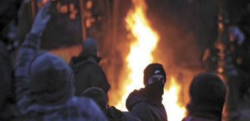 Miles de griegos salieron el domingo a las calles de Atenas para protestar por los recortes exigidos al país por la Comisión Europea. / Reuters.