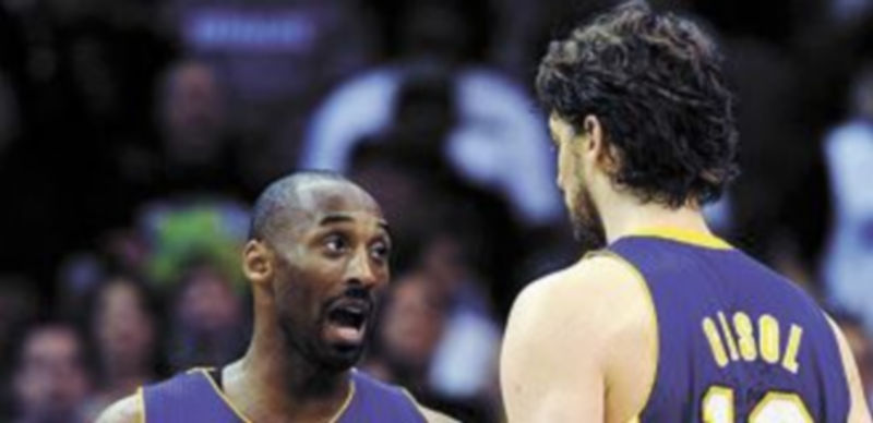 Kobe Bryant y Pau Gasol charlan en un momento del encuentro. / Reuters.