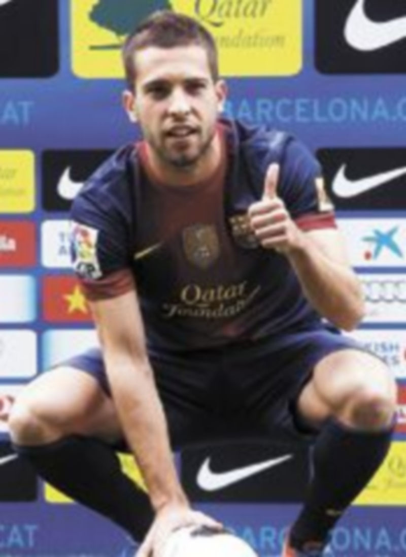 Jordi Alba posa para los medios con su nueva equipación. / Albert Gea (Reuters)