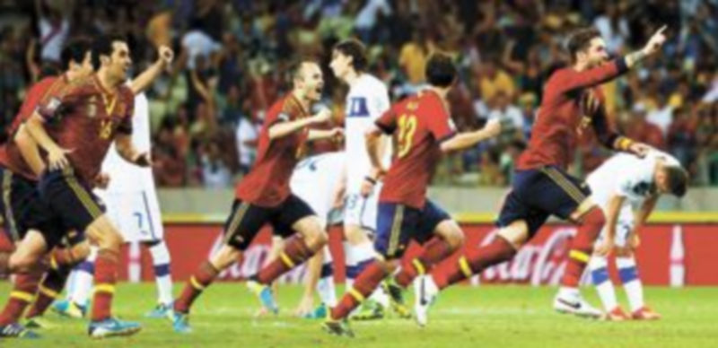 Los jugadores del combinado nacional festejan el pase a la final después de que Navas anotará el último penalti. / Reuters