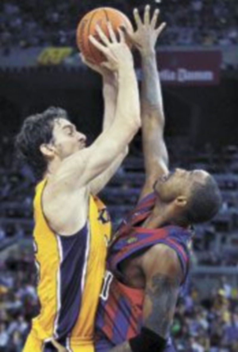 Terence Morris tatra de taponar el lanzamiento de Pau Gasol/ EFE