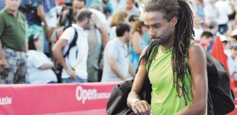 Dustin Brown se despide de las pistas de El Espinar después de caer ante Connor Smith. / Pedro L. Merino