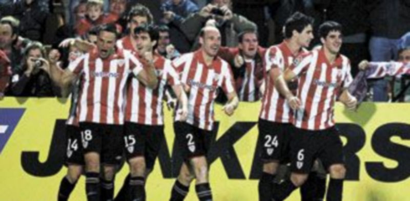 Los jugadores rojiblancos festejan el tanto anotado por Gurpegui. / EFE