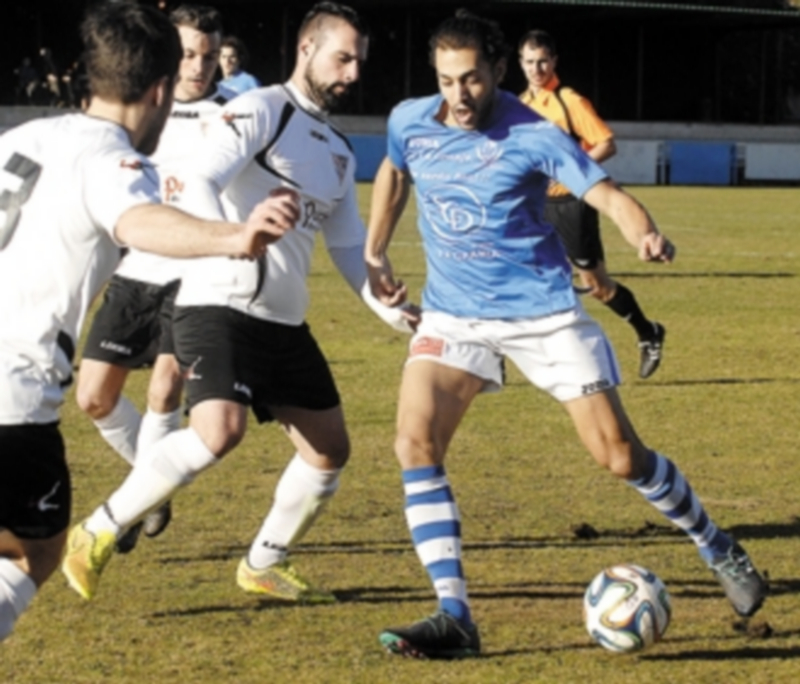 Christian Rivas de La Granja intenta zafarse de dos contrarios durante un partido de liga. / Juan Martín