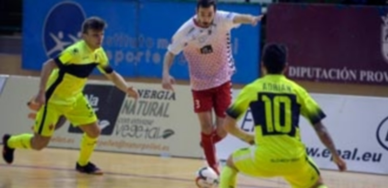 El jugador del Naturpellet Borja Blanco encara a Adrián del Elche. / KAMARERO