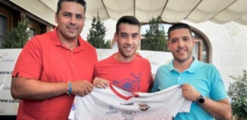 Cruce de caminos 1 Sergio González junto al presidente Álvaro Fernández y el técnico Diego Gacimartín durante la rueda de prensa de la presentación del jugador. / KAMARERO