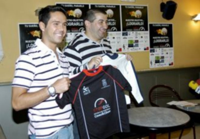 Cidao y César Arcones sujetan dos camisetas de su escuela durante la presentación de ayer. / Leandro Valdez