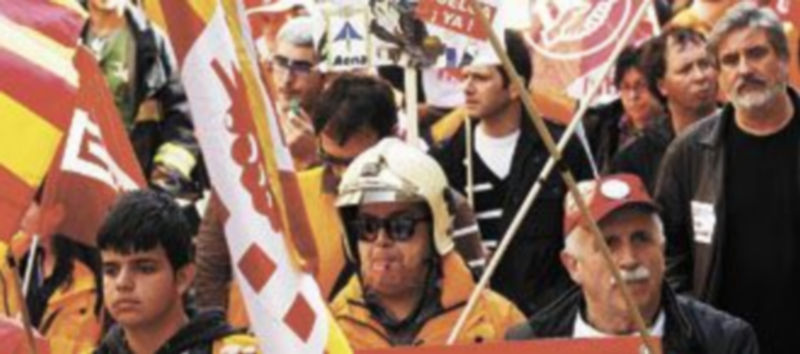 Las calles más céntricas de Madrid se llenaron de pancartas y banderas de los sindicatos para protestar contra la privatización de la entidad. / Reuters