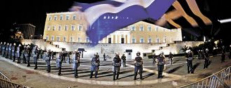 La Policía cercó la vigilancia frente al Parlamento en Atenas con motivo de las protestas. / Efe