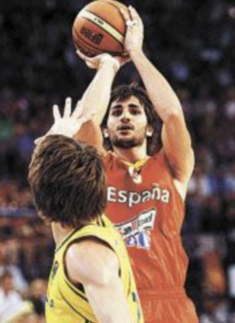Ricky Rubio lanza a canasta.