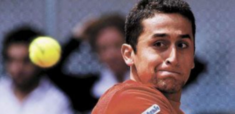 El tenista murciano se prepara para devolver una bola. / Efe