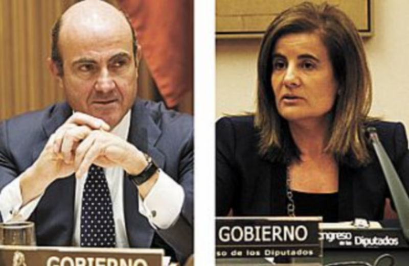 De Guindos apuesta por la necesidad de que España vuelva a contratar. Báñez no confía en los ‘mini-jobs’ como solución al paro juvenil. / E.Press