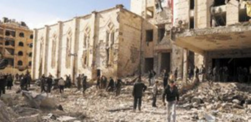 El cuartel del Ejército atacado en la ciudad de Aleppo quedó muy dañado tras el atentado. / Reuters