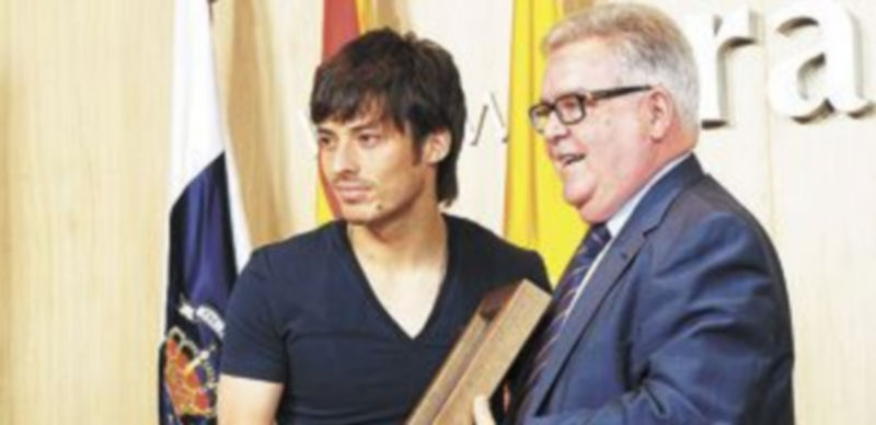 David Silva niega los rumores que le sitúan en el Real Madrid 1 Silva recibió el homenaje de sus paisanos canarios. / E. Press
