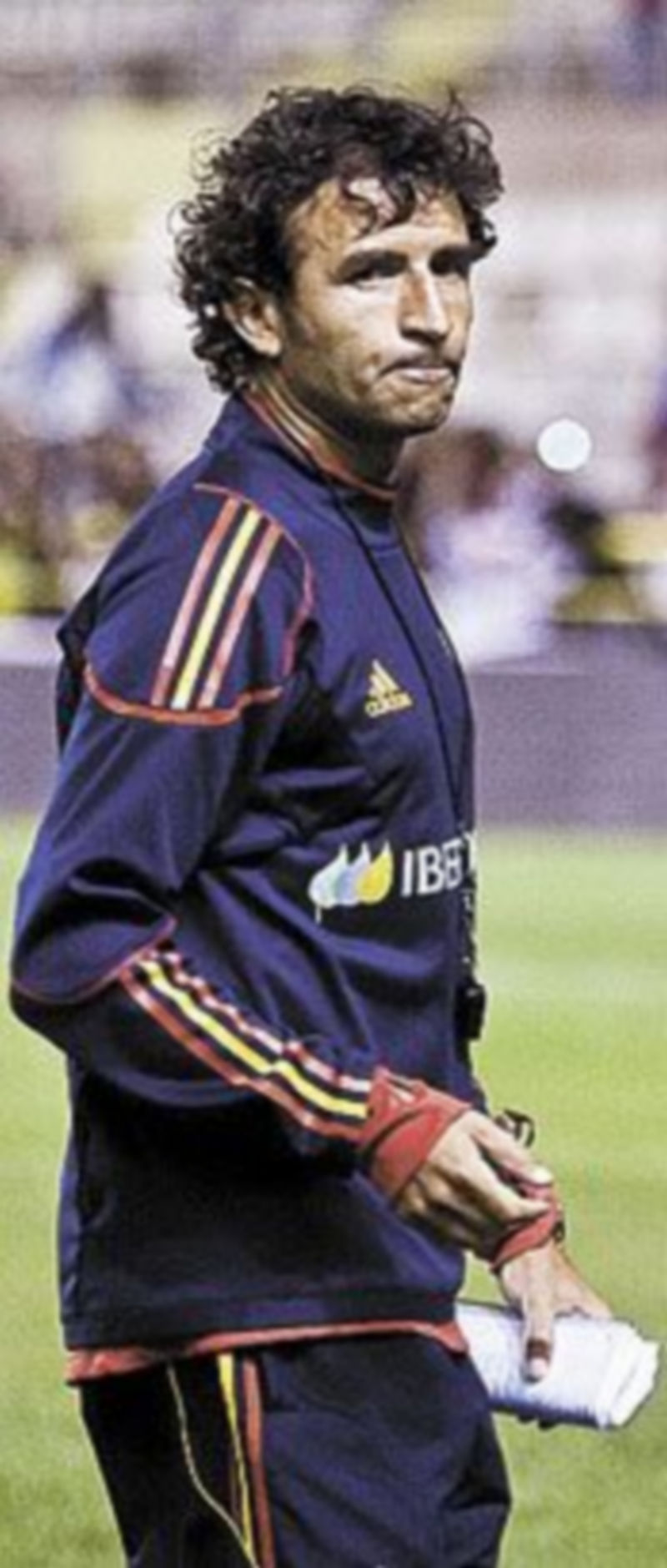 Rosenberg controla el esférico ante la defensa de Agustín García. / e. cobo (efe)