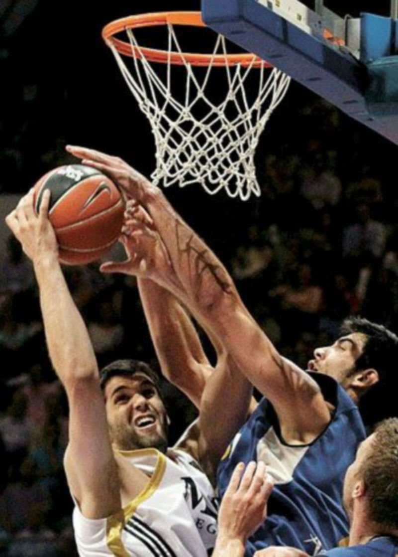 Felipe Reyes encuentra la oposición de Triguero y Savanovic. /EFE