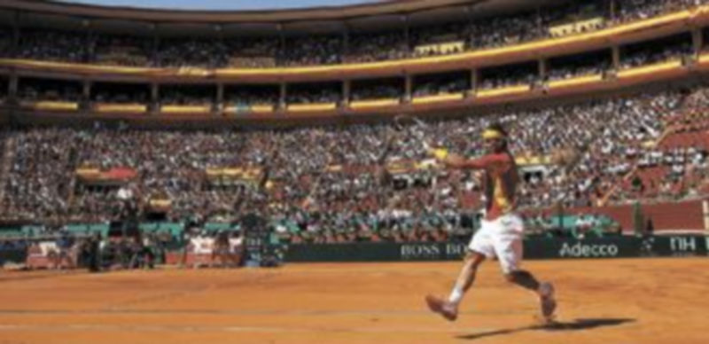 El tenista mallorquín remata ante una plaza de toros de Córdoba abarrotada y que vibró con cada una de la acciones del ‘número uno’ español. / M. Del Pozo (REUTERS)