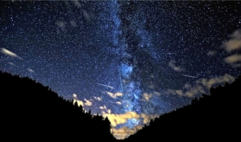 El poco resplandor de la Luna permitirá seguir la lluvia de meteoros sin necesidad de telescopios ni otras herramientas. / Efe