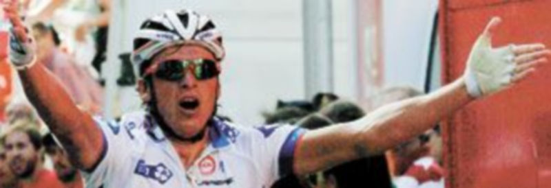 Hutarovich levanta los brazos en la línea de meta de Marbella. / EFE